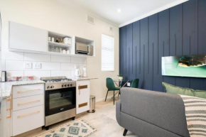 Hampton Collection - Contemporary 3 Sleeper Apartment with Pool